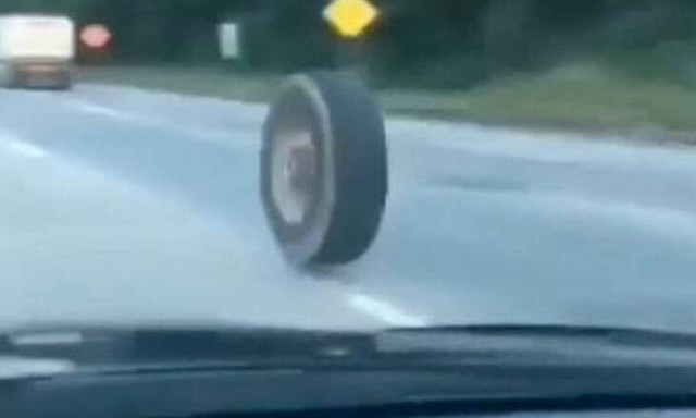 Πανικός σε αυτοκινητόδρομο του Νιου Τζέρσεϊ: «Αδέσποτη» ρόδα σε τρελή πορεία προκάλεσε τροχαίο 