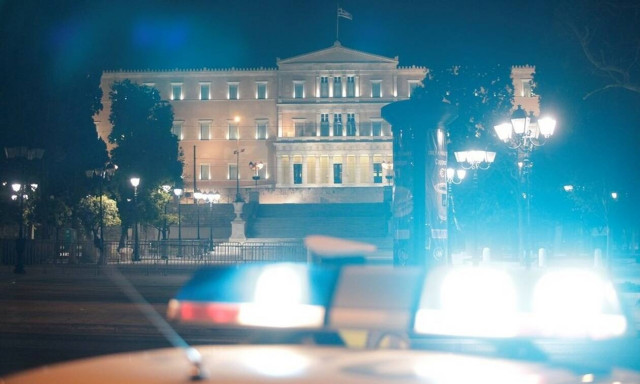 Συναγερμός στο Σύνταγμα από «ύποπτο» αντικείμενο σε μηχανάκι
