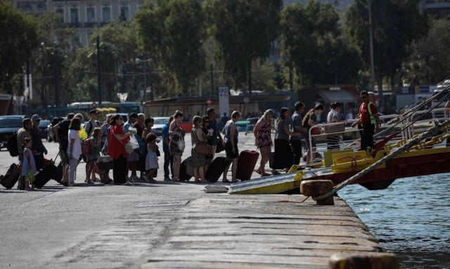 Οι αδειούχοι εγκαταλείπουν την Αθήνα με κάθε μέσο - Με θερμοκρασίες «φωτιά» η μεγάλη έξοδος