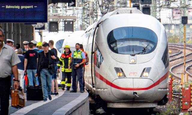 Φρικτός θάνατος για 8χρονο: Άγνωστος τον έσπρωξε στις γραμμές του τρένου