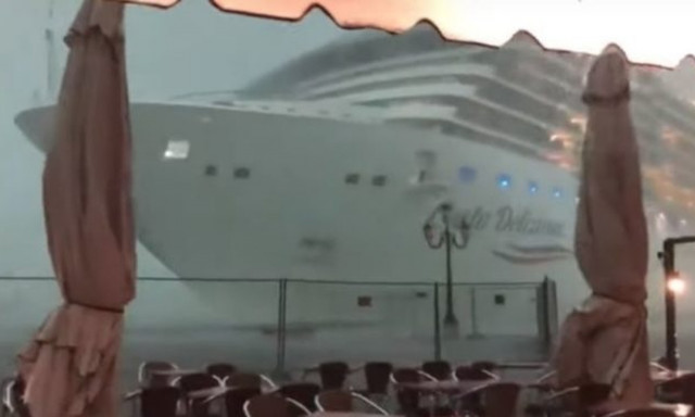 Κρουαζιερόπλοιο περνάει ξυστά από… καφετέρια!