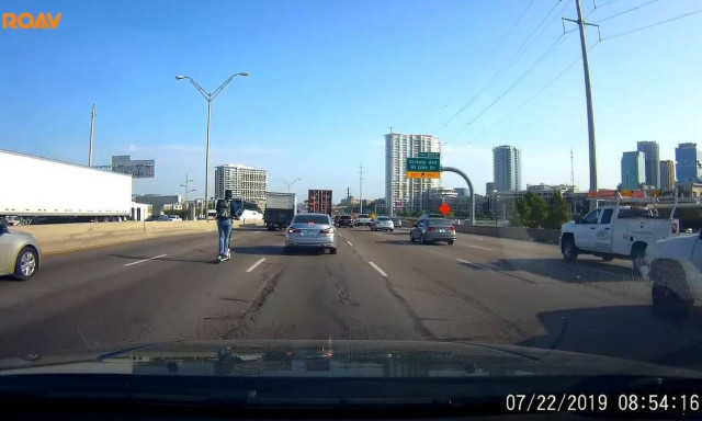 Ο ανόητος της εβδομάδας: Με πατίνι σε αυτοκινητόδρομο!