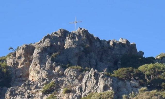 Ανατριχίλα: Κρητικοί - παλικάρια ανέβασαν με τα χέρια σταυρό 100 κιλών στην κορυφή του βουνού (pics)