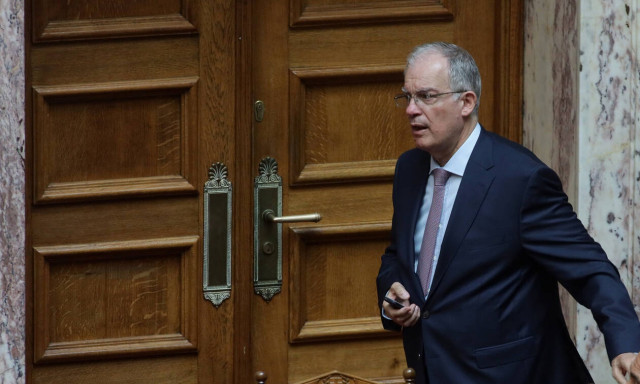 «Άκαπνη» η Βουλή - Καπνιστήριο θέλει να φτιάξει ο Τασούλας