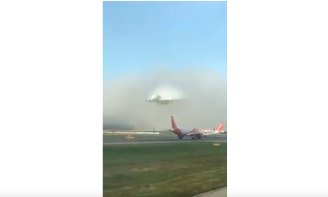 Video που κόβει την ανάσα: Αεροπλάνο «σκίζει» τα σύννεφα πριν την προσγείωση