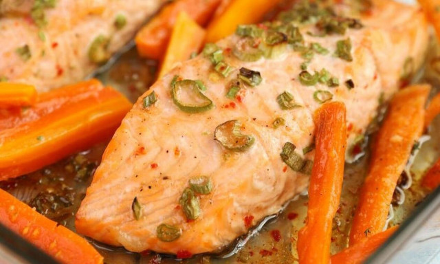 Η συνταγή της ημέρας: Σολομός με καρότα στο φούρνο