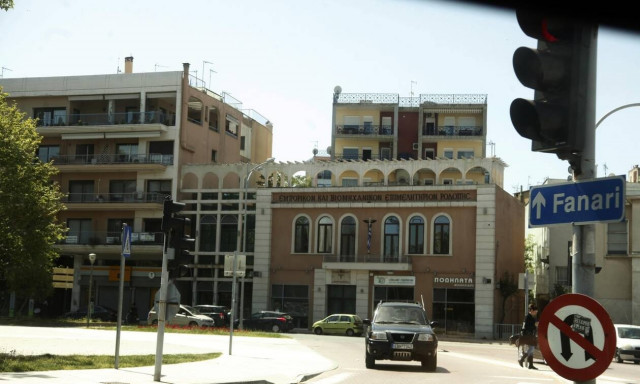 Απίστευτες εικόνες: Αυτοκίνητο… άμαξα στην Κομοτηνή - Έχει και άλογο