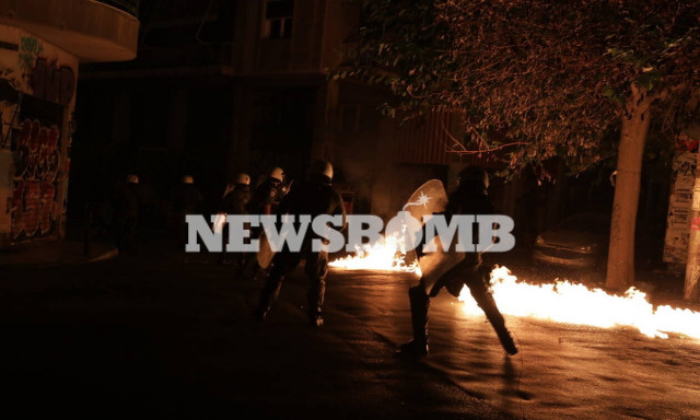 Επεισόδια στα Εξάρχεια - «Βροχή» από μολότοφ και κρότου λάμψης