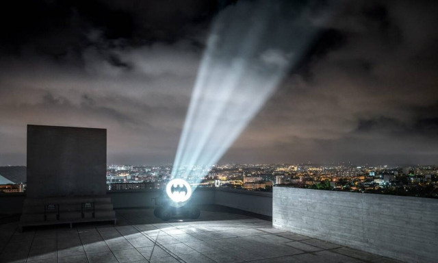 Στο νυχτερινό ουρανό της Μασσαλίας το σύμβολο του Μπάτμαν	