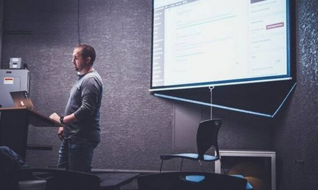 Αυτός ο βιντεοπροβολέας αυξάνει την παραγωγικότητα των εργαζομένων