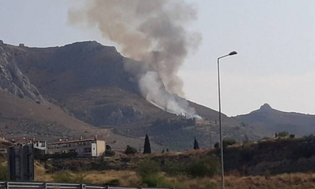 Φωτιά ΤΩΡΑ στην Κόρινθο: Υπό μερικό έλεγχο η πυρκαγιά στην Αρχαία Κορινθία