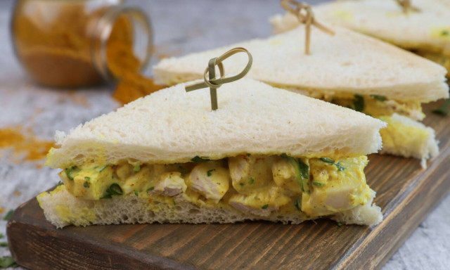 Εντυπωσιάστε με Coronation chicken sandwich