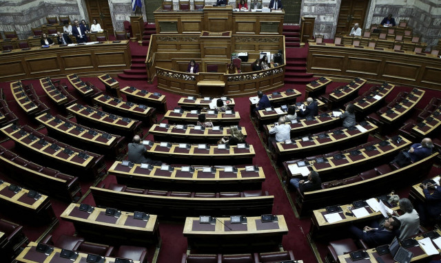 Κατατέθηκε το διυπουργικό νομοσχέδιο: Οι αλλαγές σε άσυλο, αυτοδιοίκηση και διανομή φαρμάκων