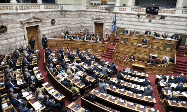 Στη Βουλή το διυπουργικό νομοσχέδιο: Τι προβλέπει για άσυλο - δήμους