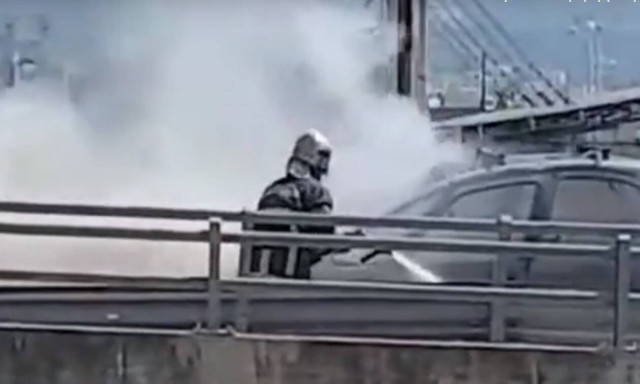 Πάτρα: Σώθηκαν από θαύμα - Πήρε το αυτοκίνητό τους φωτιά 