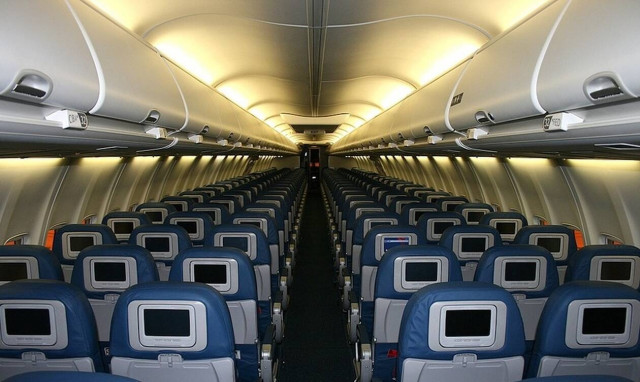 Ξεκαρδιστικό βίντεο: Αεροσυνοδός σφηνώθηκε στο… ντουλαπάκι των χειραποσκευών