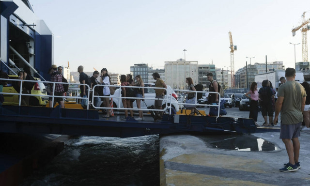 Έξοδος εκδρομέων: Το αδιαχώρητο στα λιμάνια της Αττικής