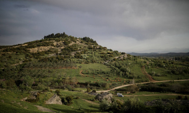 Τρίκαλα: Έσκαβε στο χωράφι του - Έπαθε ΣΟΚ με αυτό που ανακάλυψε (pics)