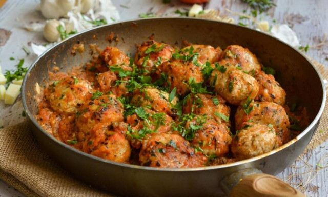 Κεφτεδάκια γαλοπούλας γεμιστά με μοτσαρέλα