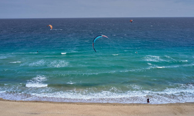 Καιρός: Δυνατοί άνεμοι και πτώση της θερμοκρασίας τη Δευτέρα – Πού θα βρέξει 
