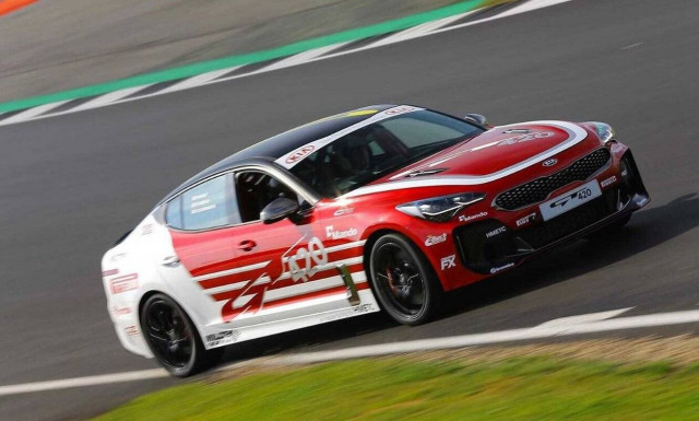 Kia Stinger GT420: Από την… πρέσα στις πίστες!
