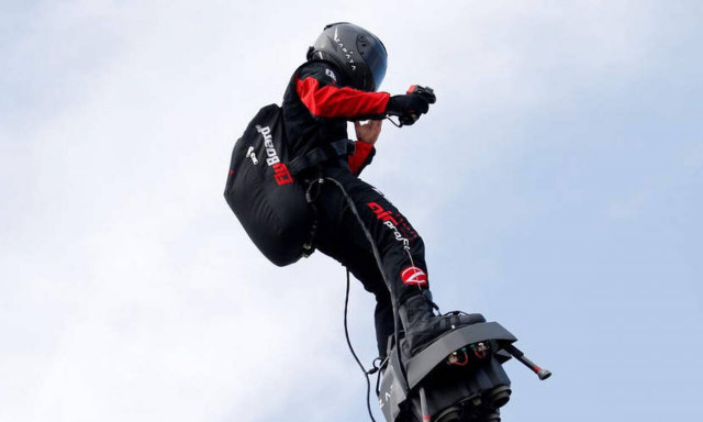 Γαλλία: Ο «ιπτάμενος» Φράνκι Ζαπάτα κατάφερε να διασχίσει τη Μάγχη με Flyboard	