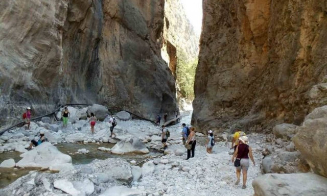 Συγκλονιστικό: Πατέρας διέσχισε το φαράγγι της Σαμαριάς κουβαλώντας στην πλάτη το ανάπηρο παιδί του
