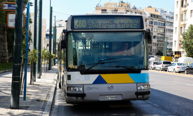 Σκηνές πανικού στου Ζωγράφου με «ακυβέρνητο» λεωφορείο (vid)