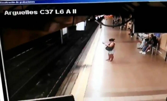 Σοκαριστικό: Τον έριξε στις ράγες την ώρα που περνούσε ο συρμός (vid)