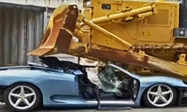 Γιατί καταστρέφεται έτσι βίαια αυτή η ανοιχτή Ferrari 360;