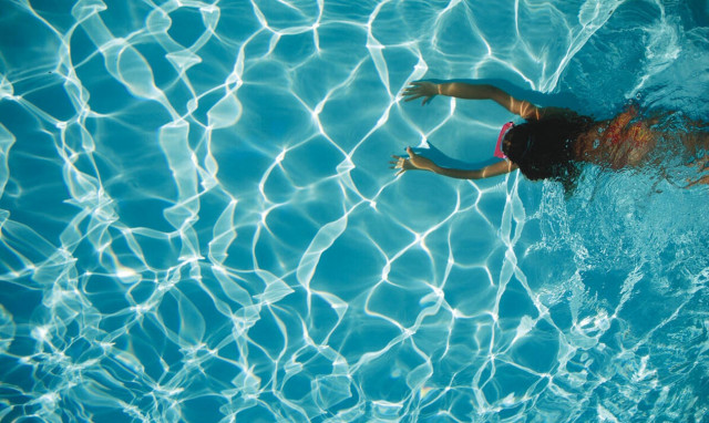 Σάλος: Δείτε τι κάνουν τουρίστες σε πισίνες (pics)