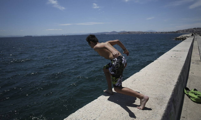 Θεσσαλονίκη: 15χρονος τραυματίστηκε την ώρα που έκανε βουτιά από προβλήτα στην Αγ. Τριάδα