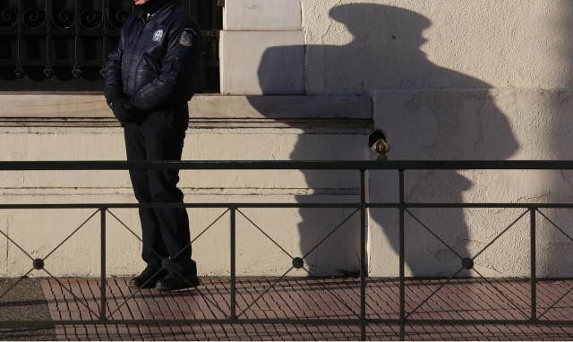 Εξάρχεια: Βρέθηκε κλεμμένο όπλο αστυνομικού στην κατοχή διακινητή ναρκωτικών