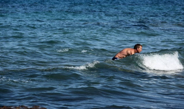 Πήγαν για μπάνιο και έμειναν... κάγκελο με αυτό που έκανε βόλτες μέσα στην θάλασσα