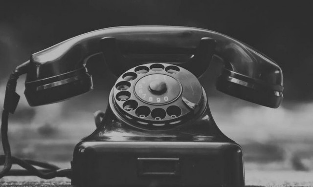 Πάτρα: Έκανε το λάθος και απάντησε στο τηλέφωνο - Της κόστισε 2.000 ευρώ