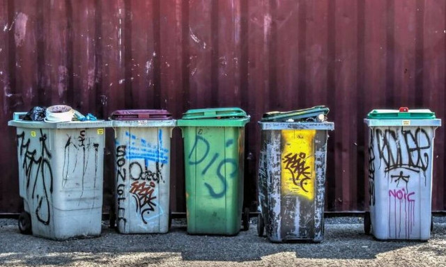 Έπος: Άφηνε τα σκουπίδια της στην είσοδο - Η ανακοίνωση που την έκανε ξεφτίλα έγινε viral