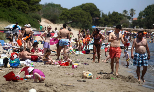 Προσοχή! Δείτε σε ποιες παραλίες ξηλώνονται ομπρέλες και ξαπλώστρες (pics)
