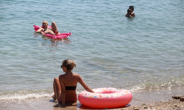 Θρίλερ στην Πάτρα: «Πάγωσαν» οι λουόμενοι με αυτό που βγήκε από τη θάλασσα (pics)