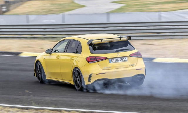 Δείτε πως λειτουργεί το εντυπωσιακό drift mode της Mercedes-AMG A45 4MATIC