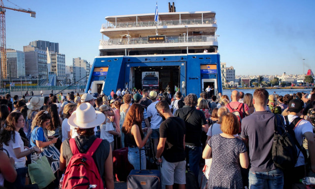 Έξοδος Δεκαπενταύγουστου: Το αδιαχώρητο στα λιμάνια - Όπου φύγει φύγει οι Αθηναίοι