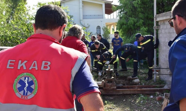 Τραγωδία στο Ρίο: Ένας νεκρός κι ένας τραυματίας από πτώση σε φρεάτιο (pics)