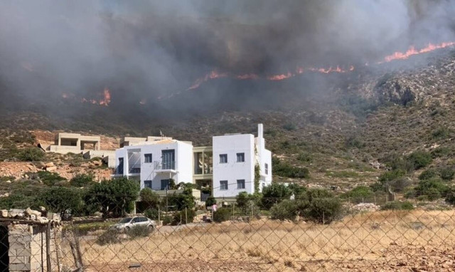 Φωτιά Ελαφόνησος: Τρέχει προς τη θάλασσα ο κόσμος – Συγκλονιστικές εικόνες και βίντεο