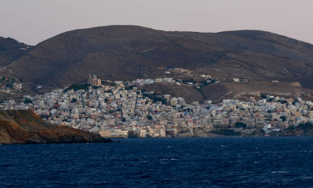 Σύρος: Κοίταξαν τα σκαλοπάτια και έμειναν άφωνοι με αυτό που είδαν (Pic)