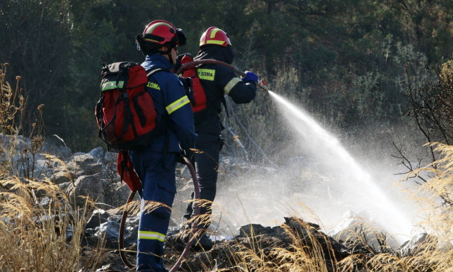 Φωτιά ΤΩΡΑ στο Μαρούσι: Υπό μερικό έλεγχο φωτιά σε ξερά χόρτα