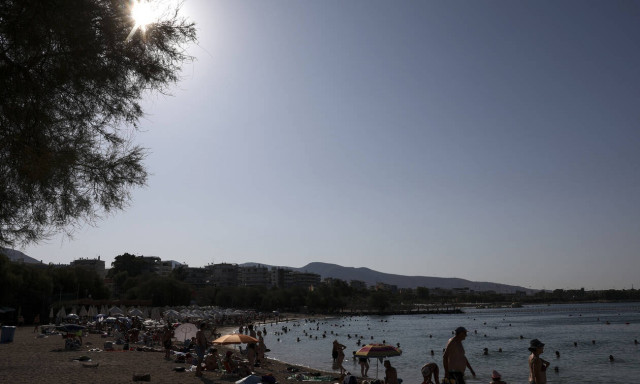 Καιρός: Συνεχίζεται ο καύσωνας - Πού θα «χτυπήσουν» 40άρια και τη Δευτέρα