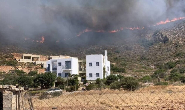 Strong winds rekindle fire on Elafonissos; Simos and Panagia evacuated