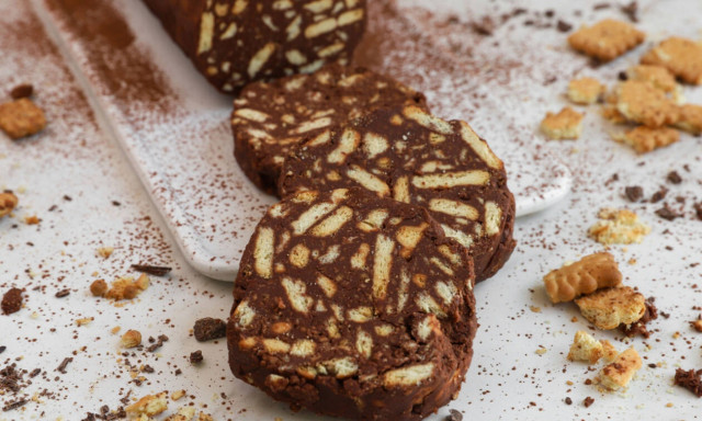 Η συνταγή της ημέρας: Κορμός με μαύρη σοκολάτα και μπισκότο (μωσαϊκό)