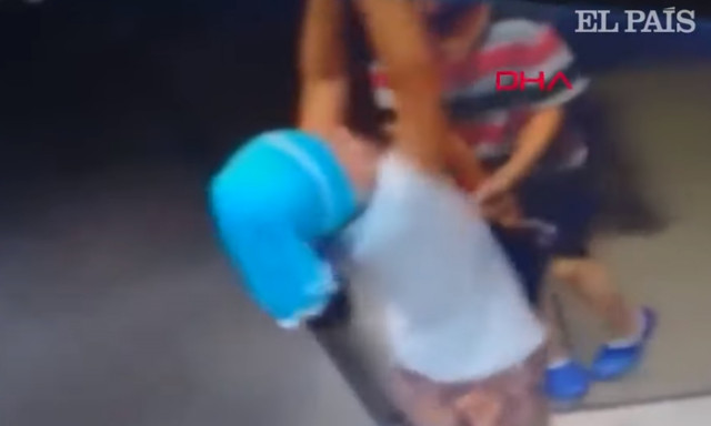 Video σοκ: Μικρό αγόρι παραλίγο να πνιγεί σε ασανσέρ - Σκηνές τρόμου