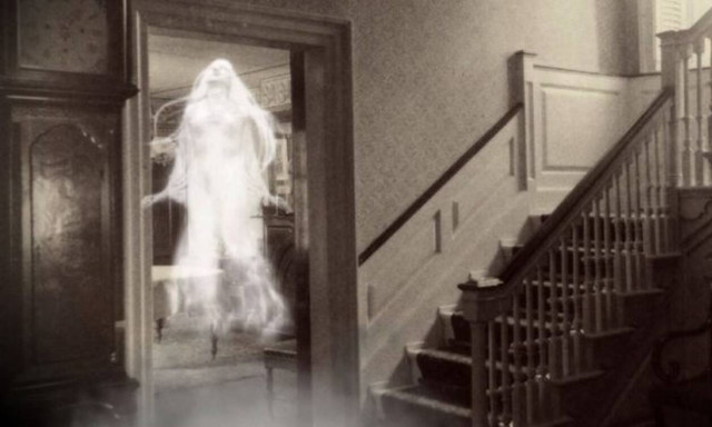 Κάμερα ασφαλείας: Ανατριχιάζει η σκιά που εμφανίζεται δίπλα στην ξύλινη πόρτα!