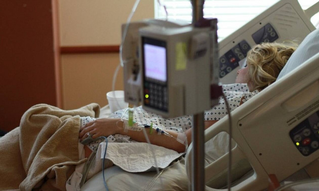 Πάτρα: Σφήκα την έστειλε στην εντατική - Μετά το σοκ έπαθε και ανακοπή